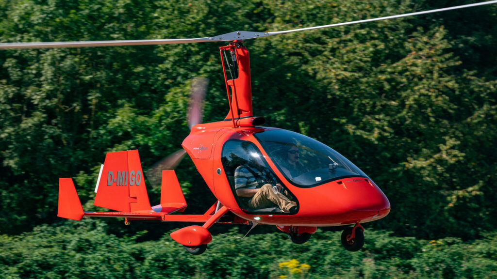Kas red Magni M24 Orion gyrocopter in flight